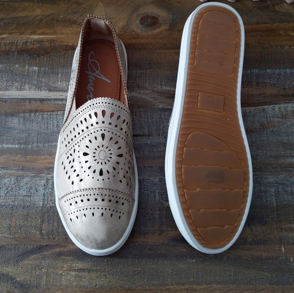 🆕🌿SHIMMER SLIP ON SHOES🌿 - Picture 7 of 9